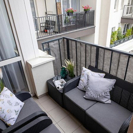 Osiedle Avia Harmonious Apartment With Balcony & Parking Cracow By Renters Prestige Krasków Exterior foto