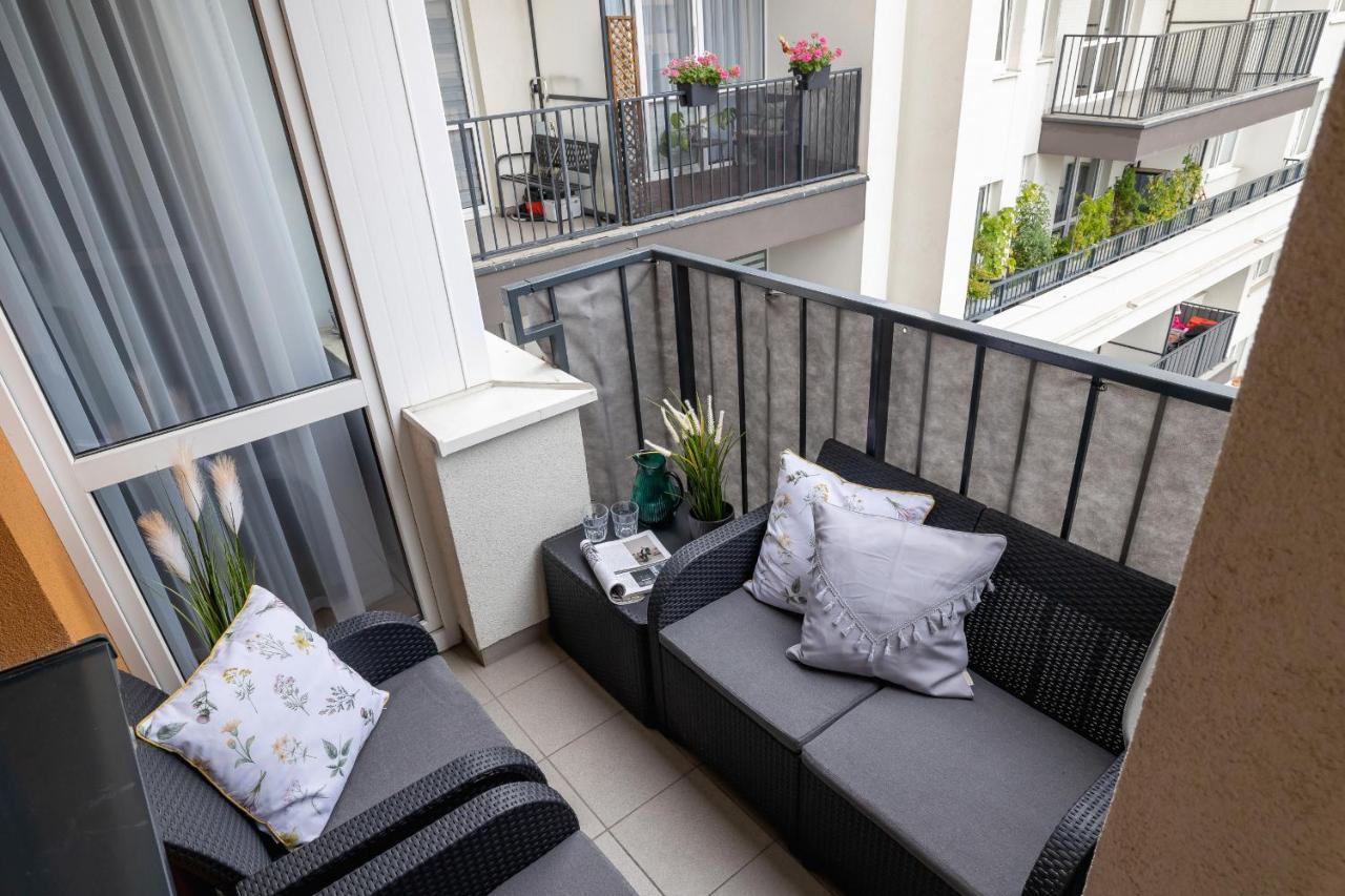 Osiedle Avia Harmonious Apartment With Balcony & Parking Cracow By Renters Prestige Krasków Exterior foto