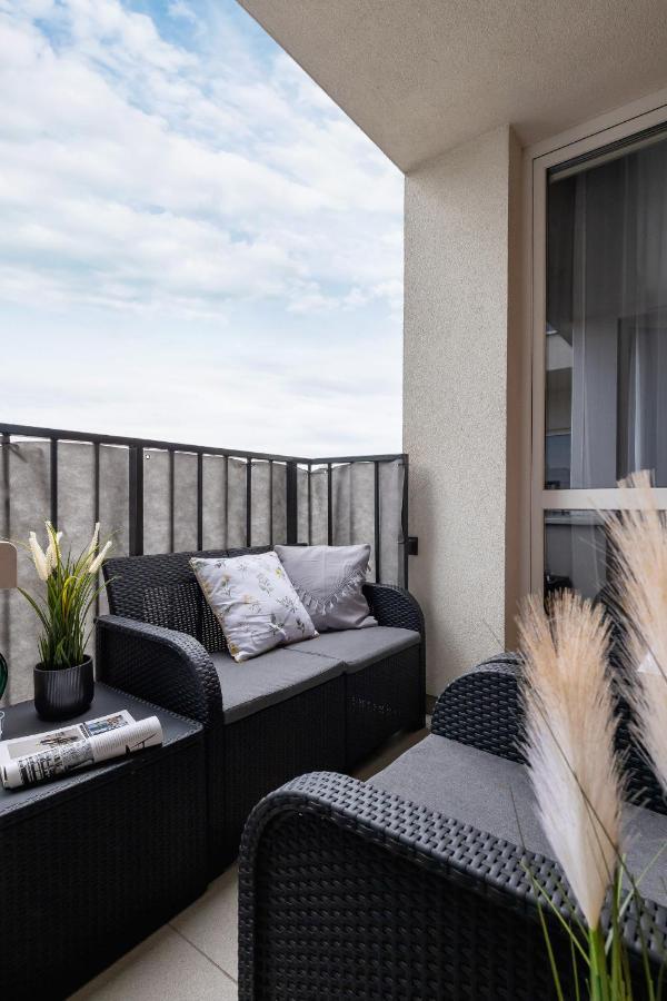 Osiedle Avia Harmonious Apartment With Balcony & Parking Cracow By Renters Prestige Krasków Exterior foto