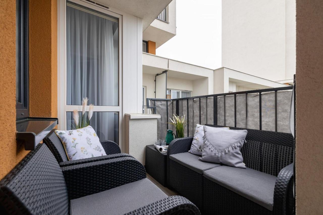 Osiedle Avia Harmonious Apartment With Balcony & Parking Cracow By Renters Prestige Krasków Exterior foto